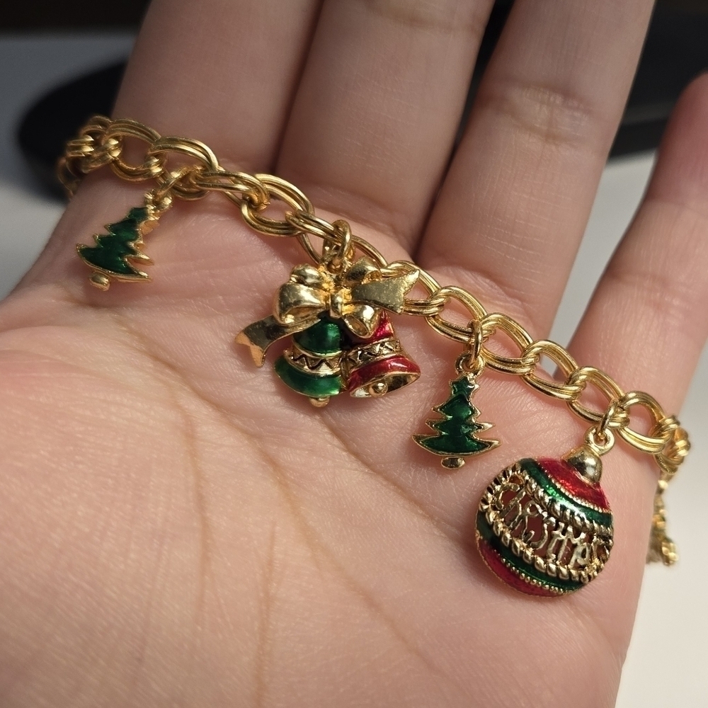Gold tone Christmas charm braceleg